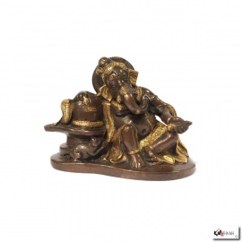 Ganesh allongé sur lingam en laiton (h9cm)