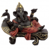 Ganesh assis sur un paon en résine noir, rouge et or (L18cm)