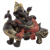 Ganesh assis sur un paon en résine noir, rouge et or (L18cm)
