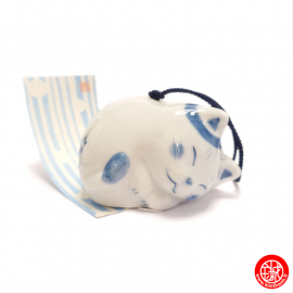 Carillon à vent japonais (風鈴 fuurin) en porcelaine blanc bleu MANEKi NEKO SETO 招き猫 (h5.5cm)