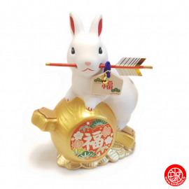 Zodiaque 2023 USAGi lapin avec la flèche de la chance (hamaya) sur le maillet de la fortune (uchide no kozuchi) en argile h14cm